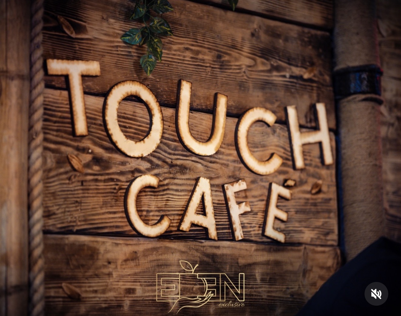 Insegna Touch Cafè in legno