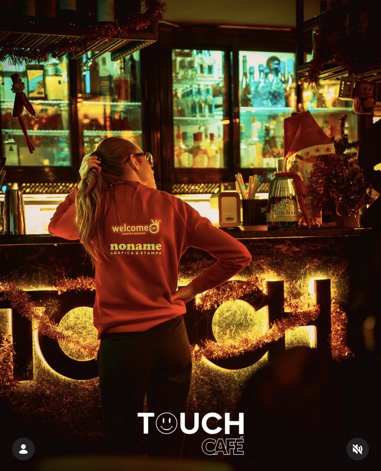 Bancone Touch con insegna TOUCH illuminata