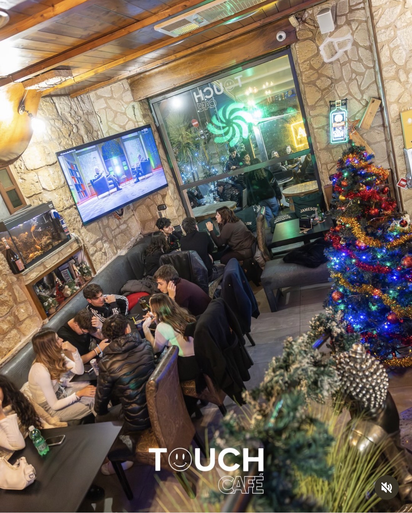 Sala interna del Touch, divani e atmosfera serale