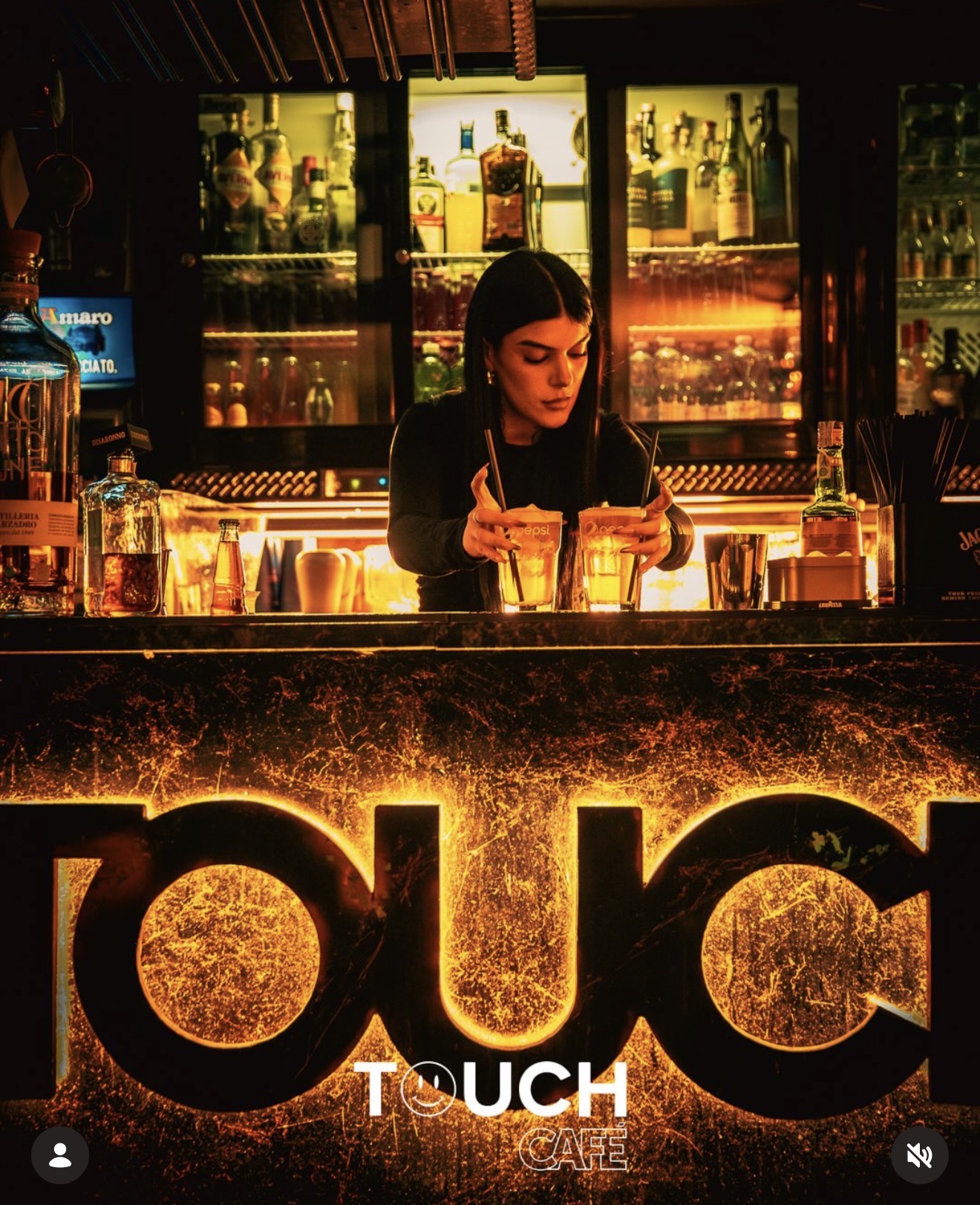 Sala interna Touch Caffè — bancone bar con insegna TOUCH